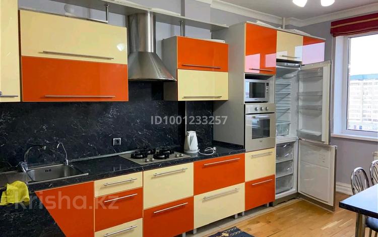 2-бөлмелі пәтер · 85 м² · 7/9 қабат, проспект Каныш Сатпаев 60, бағасы: 300 000 ₸ в Атырау — фото 4