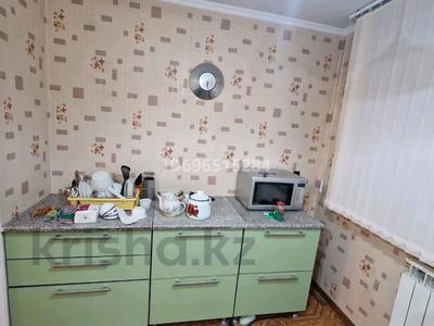 3-бөлмелі пәтер · 100 м² · 3/10 қабат, мкр 11 11 — Во дворе 9 школы поликлиника Шипагер дом кирп 2008г, бағасы: 250 000 ₸ в Актобе