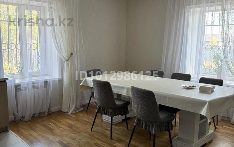 Отдельный дом · 5 комнат · 380 м², мкр Кунгей 22 за 1 млн ₸ в Караганде, Казыбек би р-н — фото 2