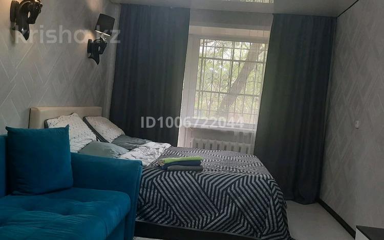1-комнатная квартира · 33 м² · 1/5 этаж, 6й микрорайон 3 за 10 000 ₸ в Караганде, Казыбек би р-н — фото 2