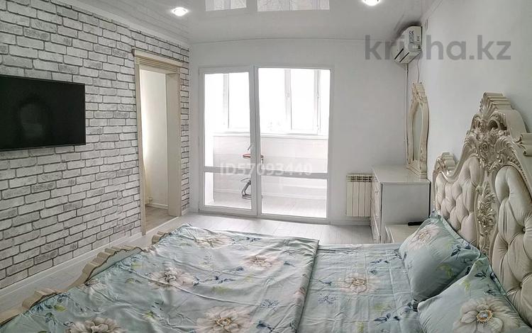 1-комнатная квартира, 40 м² посуточно, Алии Молдагуловой 7 за 10 000 〒 в Уральске — фото 2