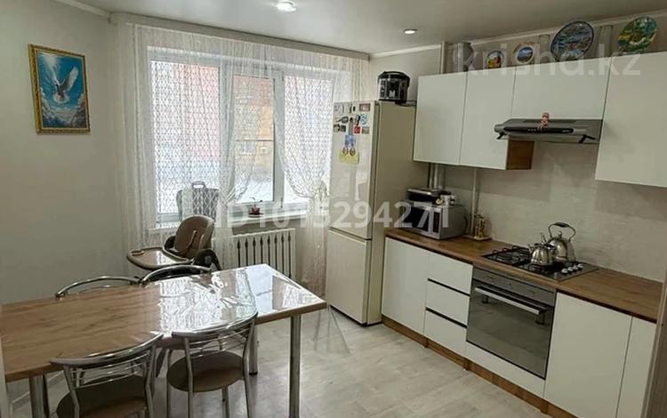 3-комнатная квартира · 80 м² · 2/9 этаж, мкр Жана Орда 2 — Продам квартиру (9мкр) напротив Анвар и Аяжан за 31 млн ₸ в Уральске — фото 2