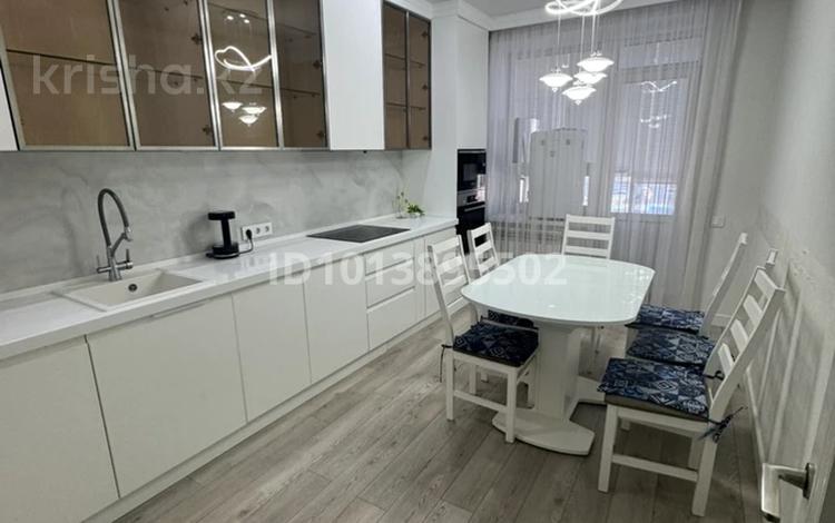 3-комнатная квартира · 90 м² · 1/10 этаж, Ж.Нажимеденова 13 за 400 000 ₸ в Астане, Сарайшык р-н — фото 2