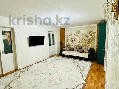3-бөлмелі пәтер · 60 м² · 2/5 қабат, 27-шағынаудан, Язева — КарГУ, Университетская, бағасы: 20 млн ₸ в Караганде, Казыбек би р-н