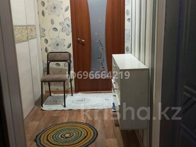 Пәтерлер в Туркестанской обл.: 3-бөлмелі пәтер · 65 м² · 2/3 қабат, Сұраншы Батыр 34, бағасы: 17 млн 〒 3-бөлмелі пәтер · 65 м² · 2/3 қабат, Сұраншы Батыр 34, бағасы: 17 млн 〒 в Аксукенте