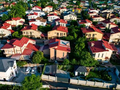 Отдельный дом · 4 комнаты · 360 м² · 6 сот., мкр Думан-2, Суюнбая за 165 млн ₸ в Алматы, Медеуский р-н