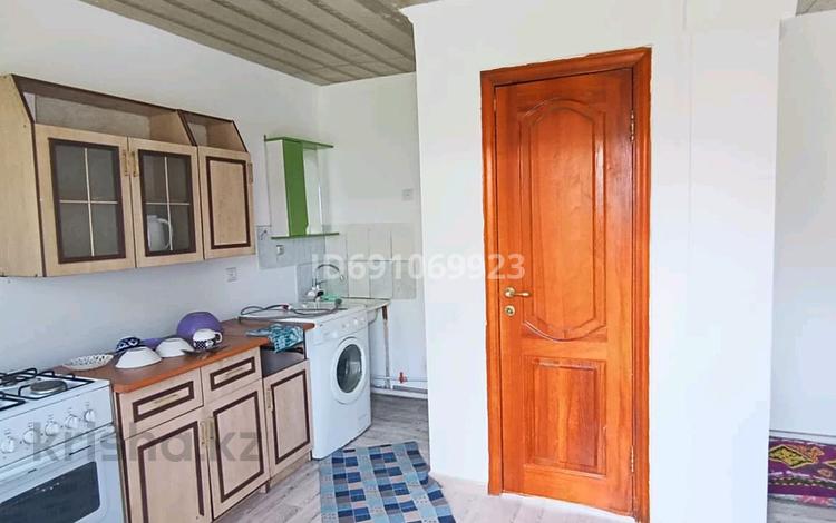 Отдельный дом · 2 комнаты · 35 м² · 9 сот., мкр Калкаман-2 Лапина 109 за 100 000 ₸ в Алматы, Наурызбайский р-н — фото 3