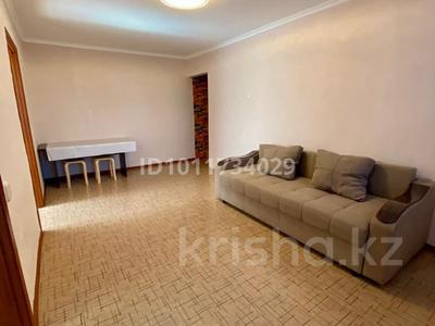 4-комнатная квартира · 63 м² · 2/5 этаж, ул. Сабита Муканова 4 за 23 млн ₸ в Караганде, Казыбек би р-н