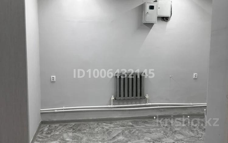 Свободное назначение, офисы, магазины и бутики, склады, салоны красоты, образование, кабинеты и рабочие места, студии · 18 м² за 80 000 〒 в Актобе, мкр. Алтын орда — фото 2