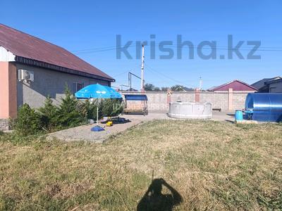 Жеке үй · 4 бөлме · 131 м² · 10 сот., Микрорайон восточный улица акжол 22а — Центр семейной медицины, бағасы: 42 млн ₸ в Конаеве