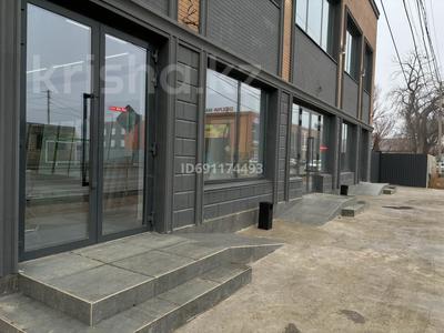Офисы, магазины и бутики, склады, фитнес и спорт, медцентры и аптеки, образование, конференц-залы, кабинеты и рабочие места, студии · 400 м² за 2 млн 〒 в Атырау, мкр Ак депо
