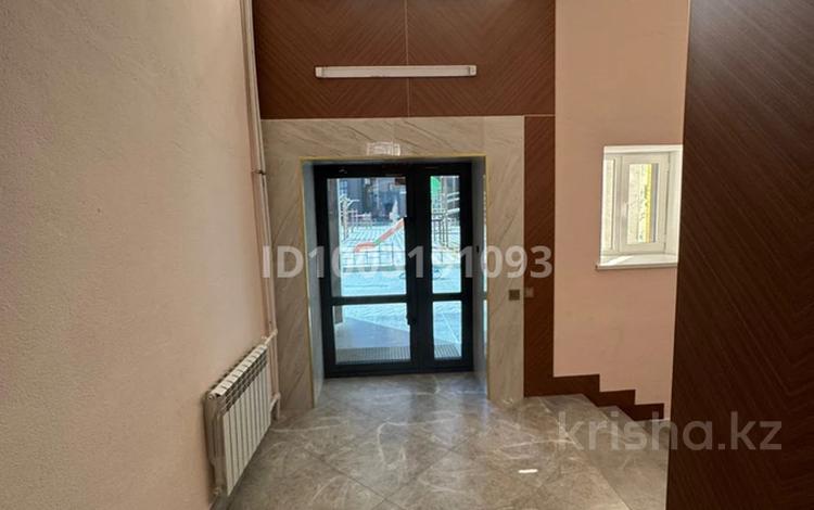 2-бөлмелі пәтер · 90 м² · 10/10 қабат, мкр. Алтын орда, Санкибай батыра 40в — Продается шикарная 2 х комнатная квартира, сзади ГИПЕРМАРКЕТ ДИНА, на 10 этаже, кухня студия, со свежим ремонтом, 2 лоджия, место расположение шикарное, рядом Дару и многое , квартира понравится 100 процентов в кредите, бағасы: 30 млн ₸ в Актобе — фото 2