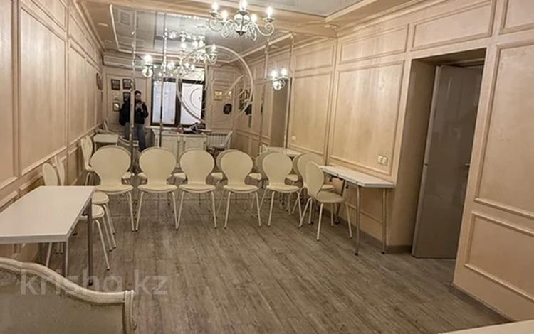 Свободное назначение, офисы, магазины и бутики, общепит, салоны красоты, фитнес и спорт, медцентры и аптеки, образование, развлечения, конференц-залы, кабинеты и рабочие места, студии · 45 м² за 600 000 ₸ в Алматы, Бостандыкский р-н — фото 2