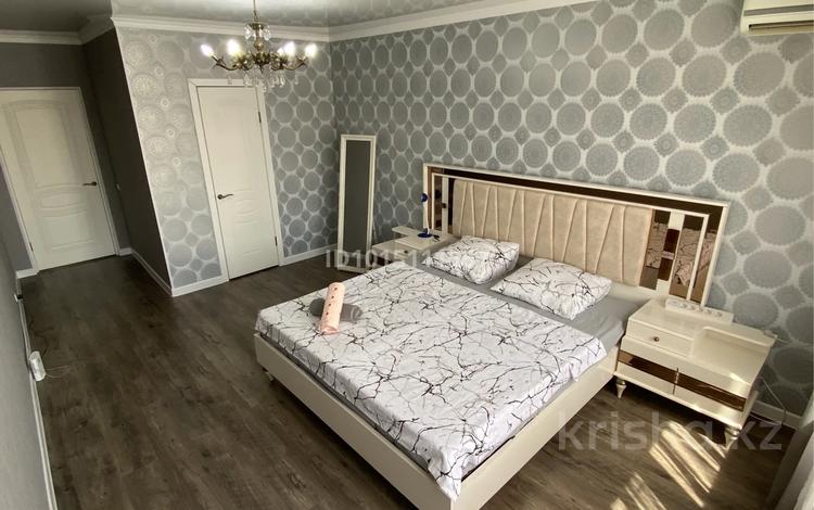2-бөлмелі пәтер · 80 м² · 9/9 қабат, Сары Арқа ш/а , Тайманова 58 — Тайманова-Кулманова около площади, бағасы: 35 млн ₸ в Атырау, мкр Сары Арка — фото 2