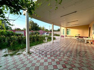 Отдельный дом · 6 комнат · 190 м² · 12.5 сот., Байзак батыра 273а — Рядом супермаркет, аптека, медцентр, базар, кондитерские, стройматериалы, погран часть, бани за 45.5 млн 〒 в Таразе