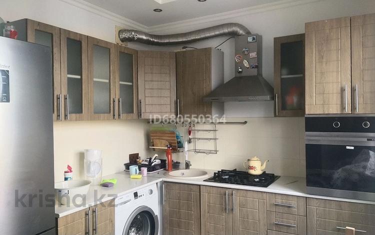 2-бөлмелі пәтер · 49 м² · 5/5 қабат, 10 мкр 11 — Микрорайон, бағасы: 200 000 ₸ в Аксае — фото 2