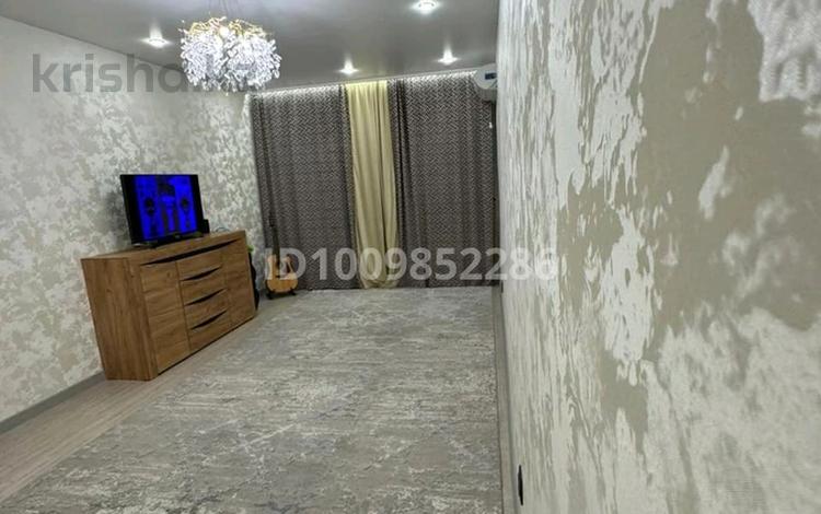 2-бөлмелі пәтер · 56 м² · 1/10 қабат, Набережная 83, бағасы: 18 млн ₸ в Актобе, мкр. Курмыш — фото 2