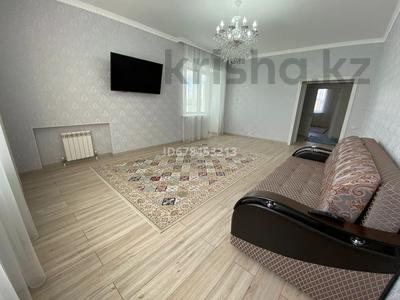 2-комнатная квартира · 85 м², мкр. Алтын орда, Мкр. Батыс-2 40 б — Гипермаркет «Дина» за 300 000 〒 в Актобе