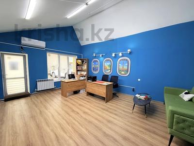 Свободное назначение, офисы, магазины и бутики, склады, салоны красоты, фитнес и спорт, медцентры и аптеки, образование, развлечения, конференц-залы, кабинеты и рабочие места, студии · 40 м² за 450 000 ₸ в Алматы, Медеуский р-н
