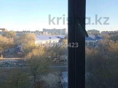 Пәтерлер в Актюбинской обл.: 1-бөлмелі пәтер · 32 м² · 4/5 қабат · ай сайын, мкр 5, Проспект Абая — Напротив кафе Жастык, бағасы: 100 000 〒 1-бөлмелі пәтер · 32 м² · 4/5 қабат · ай сайын, мкр 5, Проспект Абая — Напротив кафе Жастык, бағасы: 100 000 〒 в Актобе