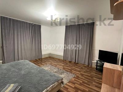 1-комнатная квартира, 33 м², 1/3 этаж посуточно, Абулхайр хана 2/5 за 8 000 〒 в Уральске