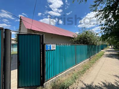 Отдельный дом · 4 комнаты · 86 м² · 5 сот., Жазыкова 9 — Малышка. Расположение очень удачное. Центральный рынок через остановку.Возле дома школа,дет.сад. за 14.7 млн ₸ в Актобе