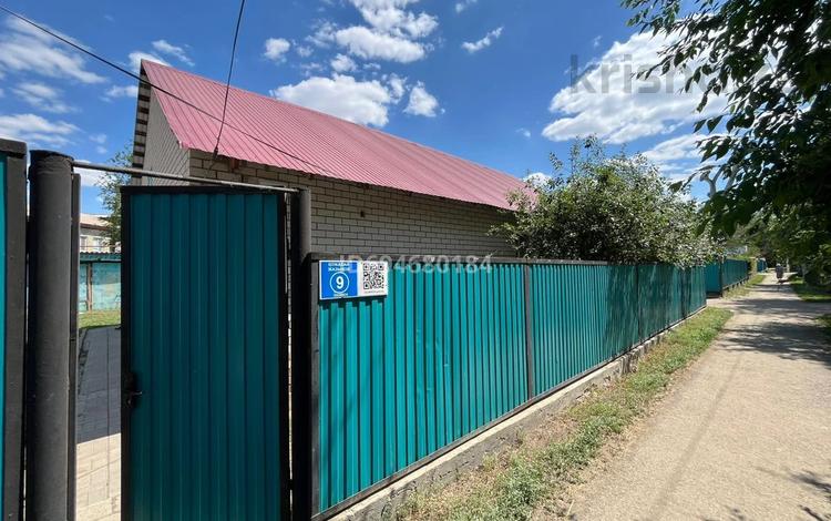 Отдельный дом · 4 комнаты · 86 м² · 5 сот., Жазыкова 9 — Малышка. Расположение очень удачное. Центральный рынок через остановку.Возле дома школа,дет.сад. за 14.7 млн ₸ в Актобе — фото 2