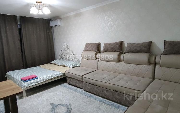 1-бөлмелі пәтер, 32 м², 2/5 қабат тәулігіне, Муратбаева 17, бағасы: 8 000 〒 в  — фото 20