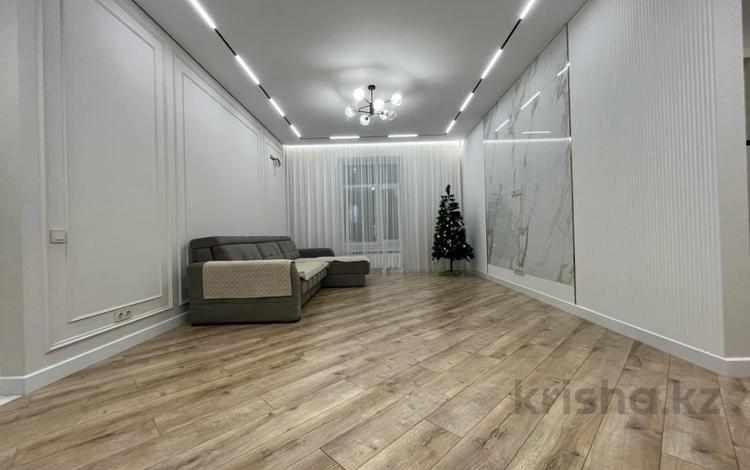 4-комнатная квартира, 120 м², 3/10 этаж, ул. Байкена Ашимова за 72.5 млн 〒 в Караганде, Казыбек би р-н — фото 2