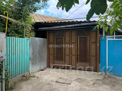 Отдельный дом · 4 комнаты · 100 м² · 6 сот., Акша Батыра 37 — Недалеко находится Прокуратура, магазин Магнит за 22 млн 〒 в Таразе