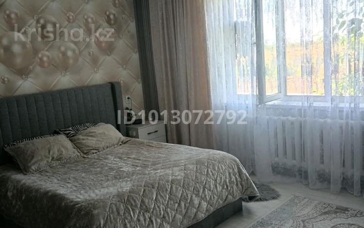 3-бөлмелі пәтер · 90 м² · 1/5 қабат, Молодежная 75, бағасы: 18 млн ₸ в Шахтинске — фото 2