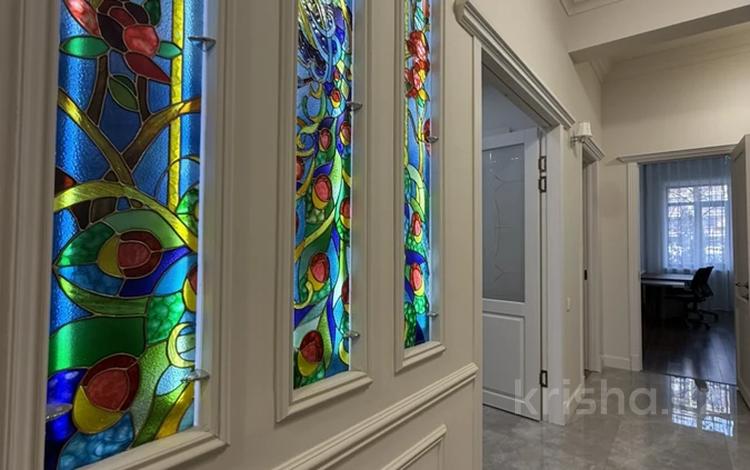 4-комнатная квартира · 170 м² · 1/8 этаж, Омарова 33 за 155 млн 〒 в Алматы, Медеуский р-н — фото 2