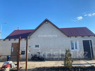 Продажа домов и дачи в Атырауской обл.: Отдельный дом · 3 комнаты · 100 м² · 10 сот., мкр Томарлы-2, 7 13 за 100 000 〒 Отдельный дом · 3 комнаты · 100 м² · 10 сот., мкр Томарлы-2, 7 13 за 100 000 〒 в Атырау