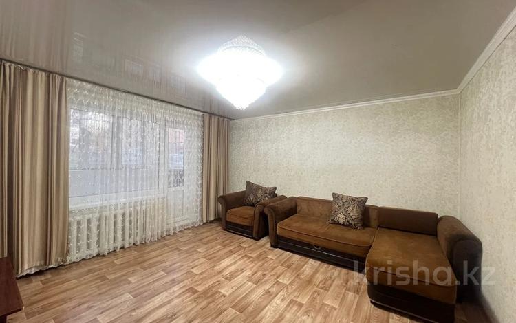 3-комнатная квартира, 64 м², 1/5 этаж, мкр Юго-Восток, мкр Гульдер 1 5 за 24 млн 〒 в Караганде, Казыбек би р-н — фото 2