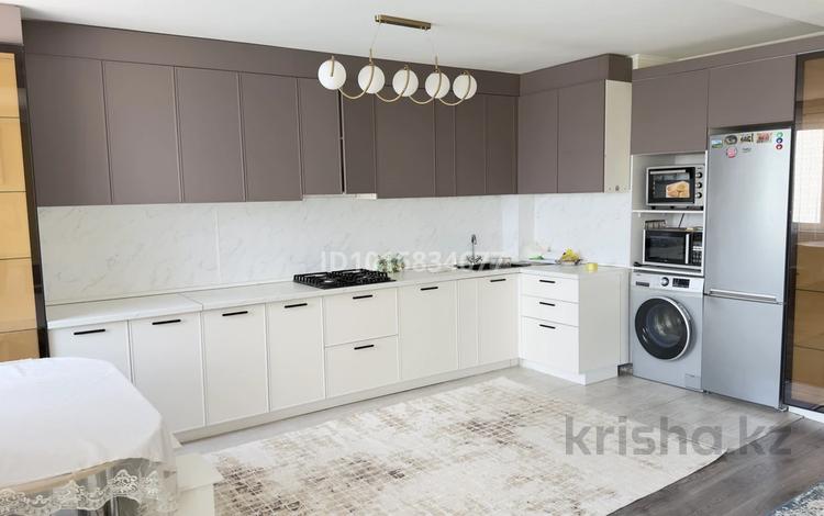 2-комнатная квартира · 76 м² · 8/9 этаж, мкр 12 54а за 180 000 ₸ в Актобе — фото 2