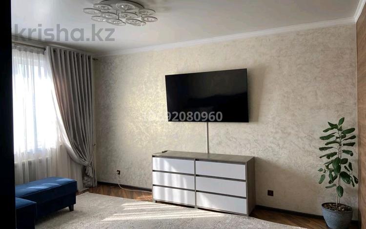 3-бөлмелі пәтер, 80 м², 8/9 қабат, мкр Акбулак, Чуланова — Момыш улы Рыскулова, бағасы: 45 млн 〒 в Алматы, Алатауский р-н — фото 2