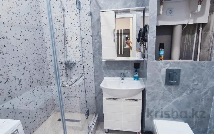 1-комнатная квартира · 50 м² · 2/5 этаж, 16-й мкр 86-86/1 — МОРЕ,АКВАПАРК,ТРК АКТАУ,ЦЕНТР ГОРОДА за 8 000 ₸ в Актау — фото 4