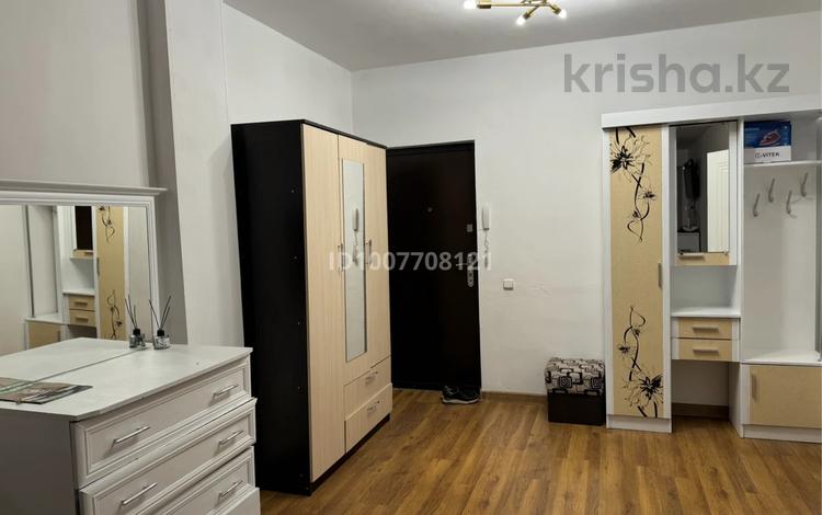 1-комнатная квартира · 50 м² · 2/5 этаж, мкр Акбулак, Хан Шатыр 3 за 220 000 ₸ в Алматы, Алатауский р-н — фото 2