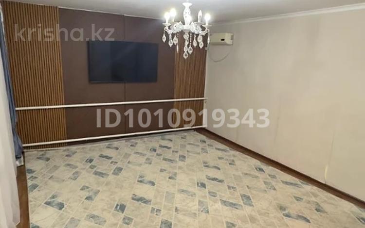 Отдельный дом · 3 комнаты · 313 м² · 5.2 сот., Даулет 18\1 18\1 — Динара остановка за 17 млн 〒 — фото 2