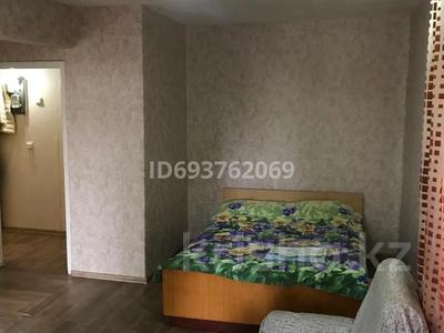 1-комнатная квартира, 65 м², 3/5 этаж посуточно, Назарбаева за 6 000 〒 в Усть-Каменогорске, Ульбинский
