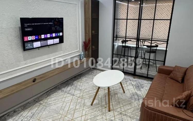 2-комнатная квартира · 50 м² · 11/12 этаж, мкр Акжайык, Байдибек би 115/10 за 18 000 ₸ в Шымкенте, Абайский р-н — фото 2