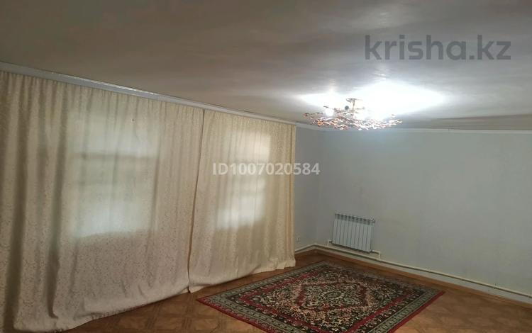 Отдельный дом · 4 комнаты · 100 м², Қарасай батыра 154 за 200 000 〒 в Актобе, мкр. Курмыш — фото 2