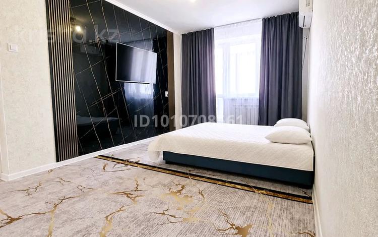 1-комнатная квартира · 52 м² · 3/5 этаж, 4-й мкр. 18 за 2 000 ₸ в Уральске, мкр Школьник — фото 11