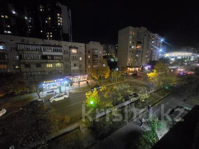 2-комнатная квартира · 45 м² · 4/5 этаж, Самал 2 — Мендикулова Аль-Фараби за 23 000 〒 в Алматы