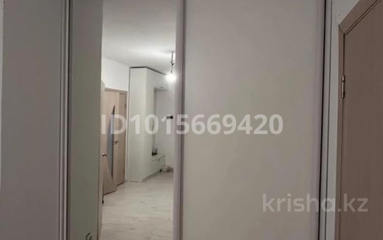 2-комнатная квартира · 65 м² · 4/10 этаж, мкр Старый Аэропорт, Самал 102 за 250 000 ₸ в Уральске — фото 2