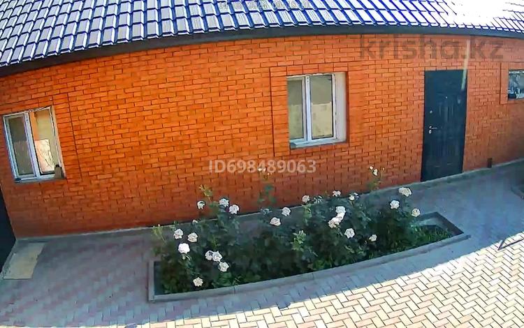 3-комнатная квартира · 80 м² · 1/1 этаж, мкр. Алтын орда 19 — Тойота центр.Саздинское лесничество. за 120 000 〒 в Актобе — фото 2