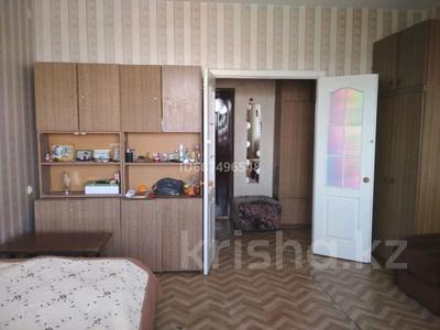 2-комнатная квартира, 58 м², 9/10 этаж, проспект Шахтёров 74 за 21 млн 〒 в Караганде