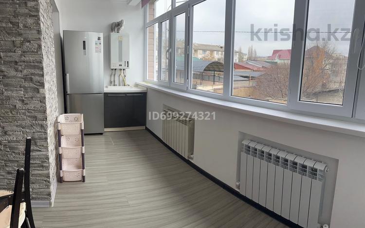 3-комнатная квартира · 60 м² · 2/2 этаж, 4 мкр. 4А за 200 000 ₸ в Шымкенте, Туран р-н — фото 2