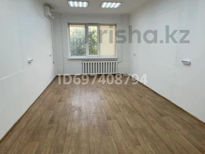 Офисы, магазины и бутики, склады, салоны красоты, медцентры и аптеки, образование, кабинеты и рабочие места, студии · 70 м² за 180 000 〒 в Павлодаре