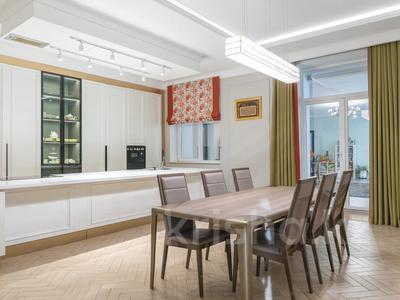 Отдельный дом · 5 комнат · 520 м² · 10 сот., E 894 за 700 млн ₸ в Астане, Есильский р-н
